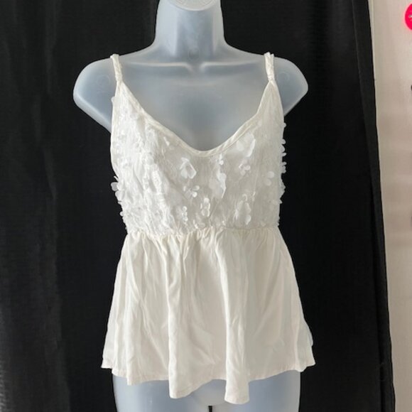 Pretty White Top - Picture 1 of 5